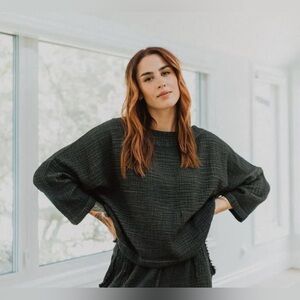 New POKOLOKO Crinkle Long Sleeve Boat Top
ONE-SIZE